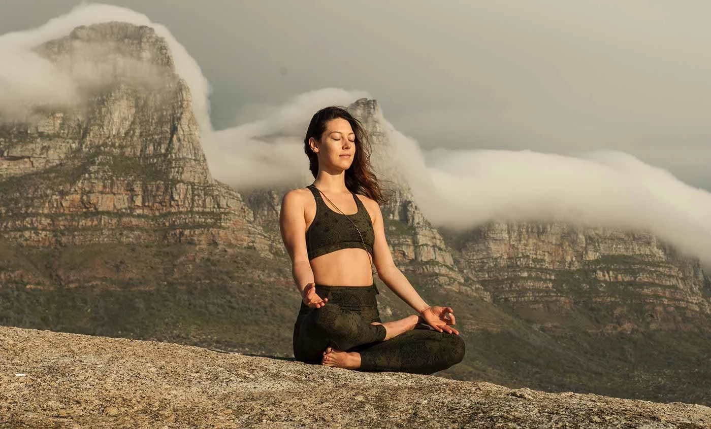 Relax Puro: Yoga e Meditazione in un Ambiente Asiatico Relax Puro: Yoga e Meditazione in un Ambiente Asiatico
